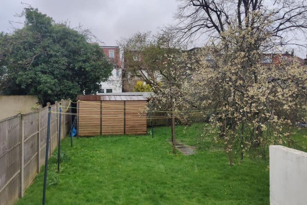 Large Studio Garden Flat On Golders Green Road London Ngoại thất bức ảnh